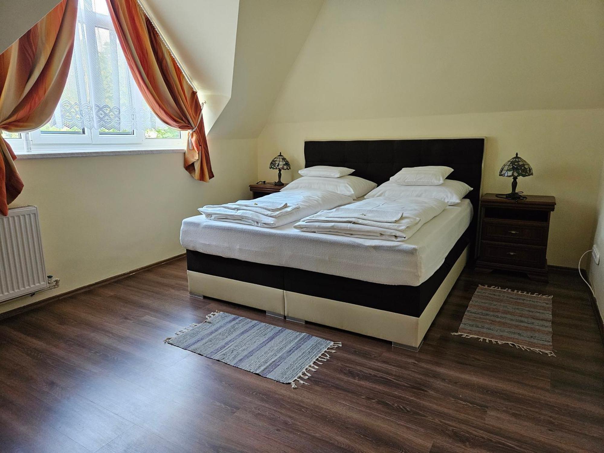 Hotel Parti Panzio Tata Zewnętrze zdjęcie