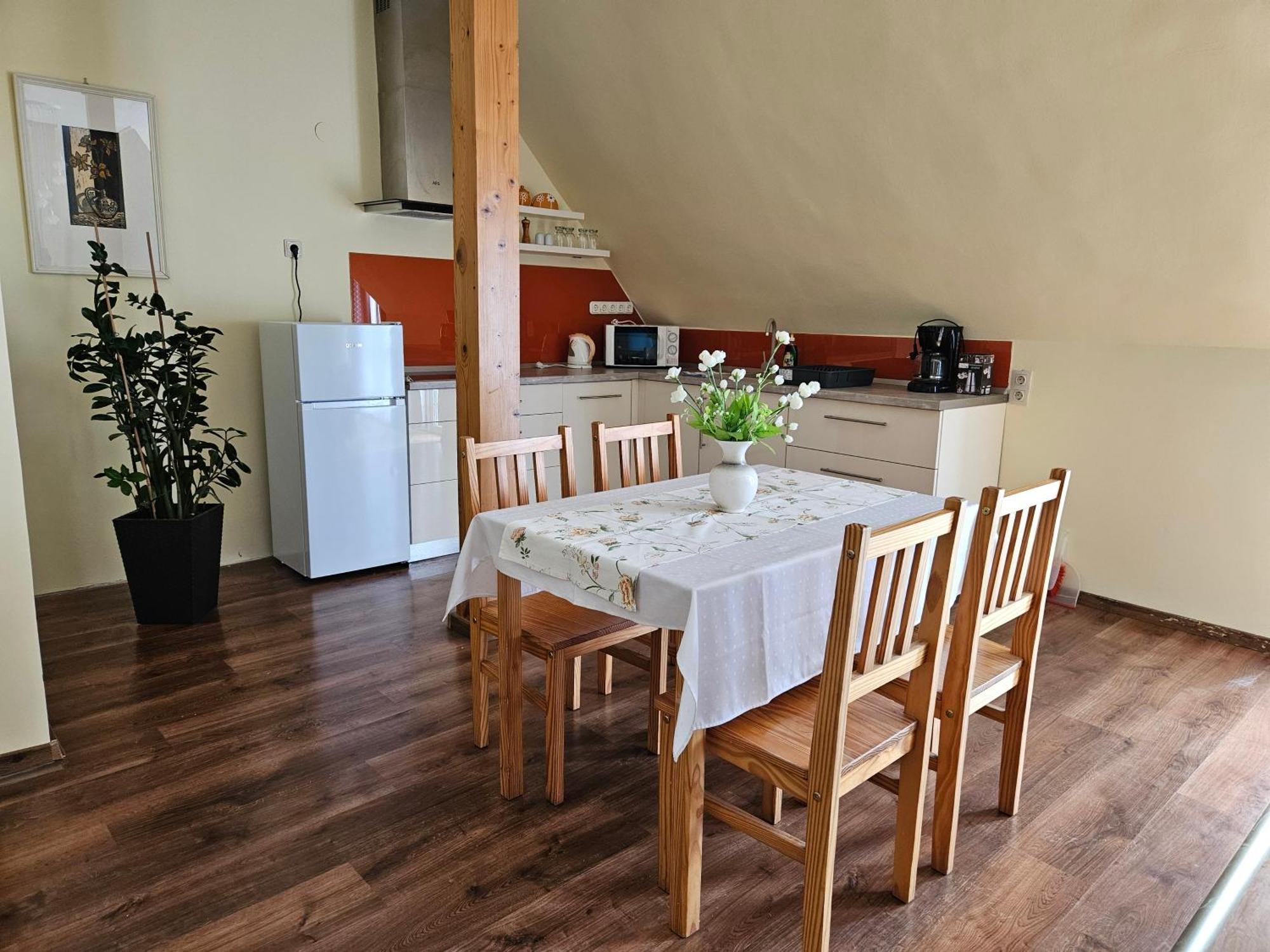 Hotel Parti Panzio Tata Zewnętrze zdjęcie
