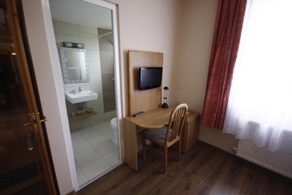Hotel Parti Panzio Tata Zewnętrze zdjęcie