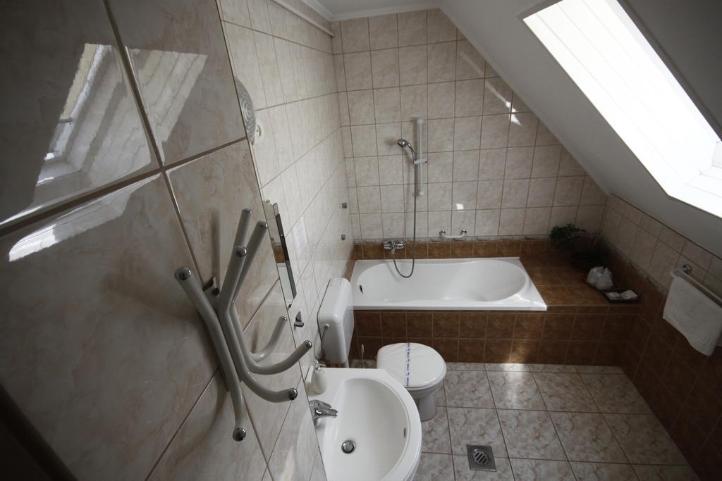 Hotel Parti Panzio Tata Zewnętrze zdjęcie