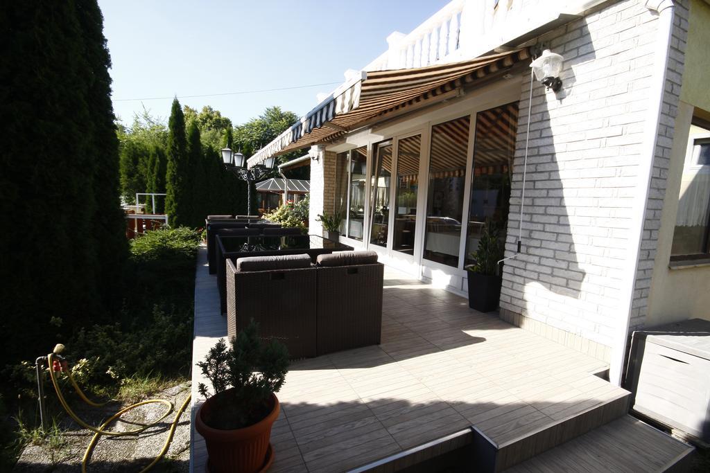 Hotel Parti Panzio Tata Zewnętrze zdjęcie