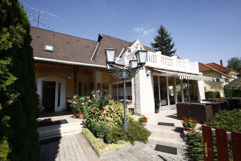 Hotel Parti Panzio Tata Zewnętrze zdjęcie