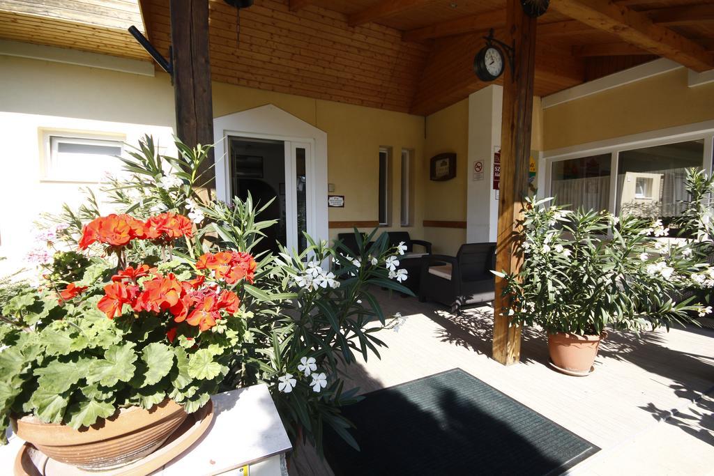 Hotel Parti Panzio Tata Zewnętrze zdjęcie