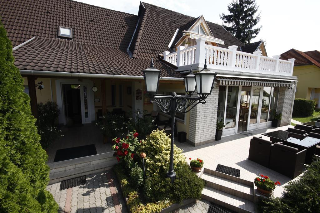 Hotel Parti Panzio Tata Zewnętrze zdjęcie